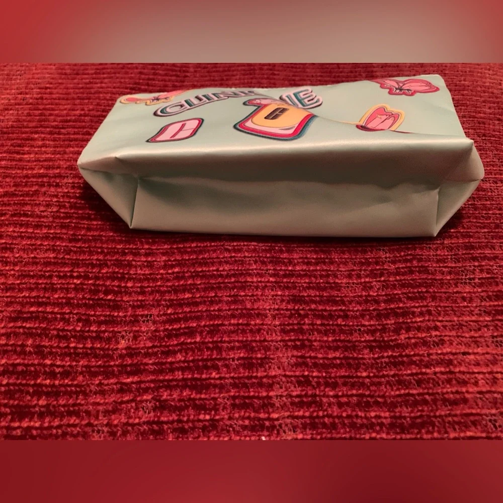 Clinique Cosmetic Bag - Picture 5 of 7